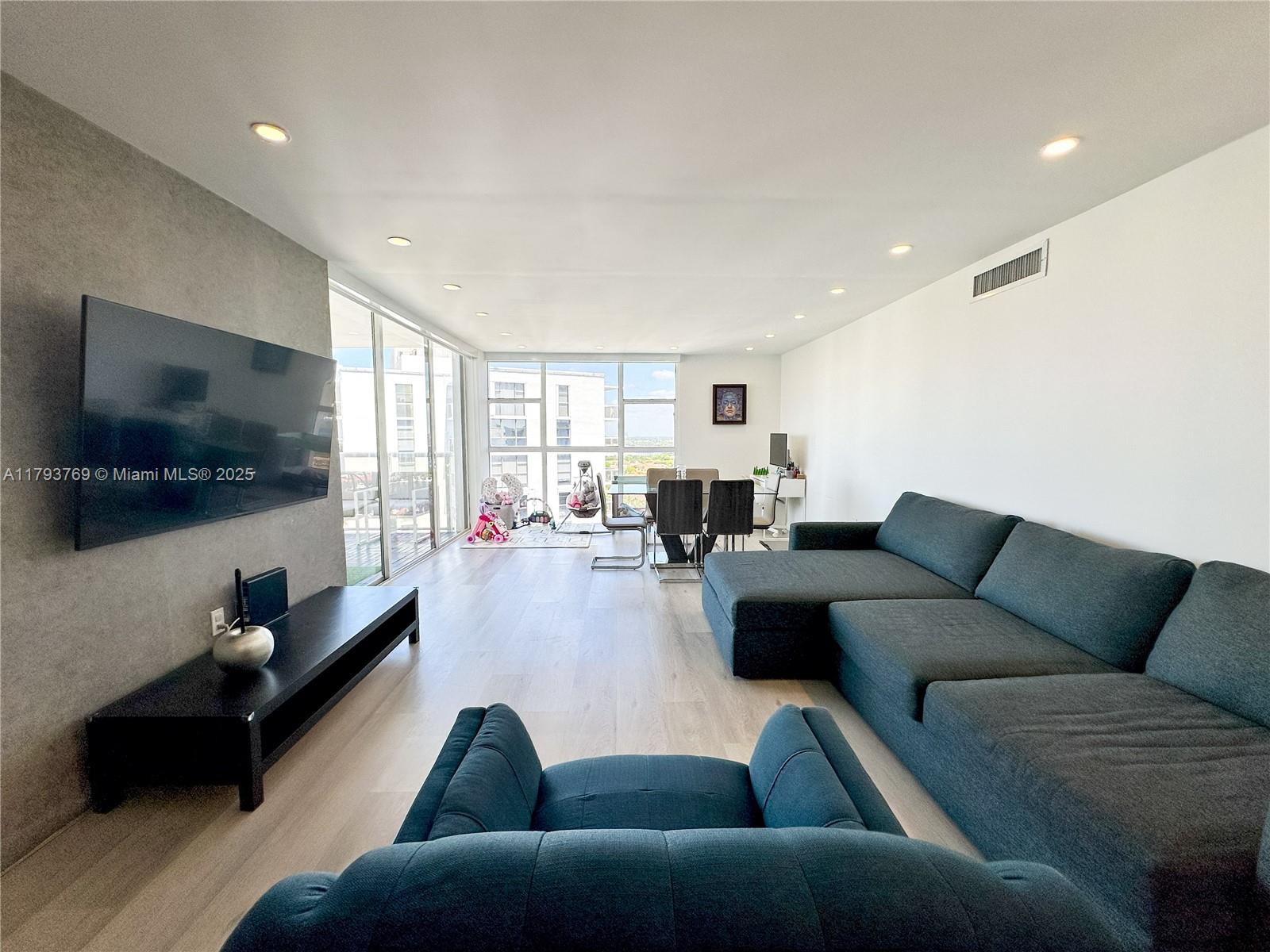 FLAMENCO CONDO TOWER I - Residential