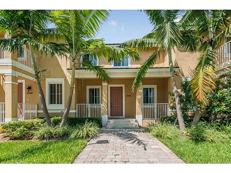 2 STORY , WITH 2 MASTER BEDROOMS AND HALF A BATHROOM FOR GUESTS ON THE 1ST FLOOR , TOTALLLY UPDATED TOWNHOUSE - VERY WELL MAINTAINED, STAILESS STEEL APPLIANCES AND GRANITE , 1 CAR GARAGE- THIS IS A MUST SEE