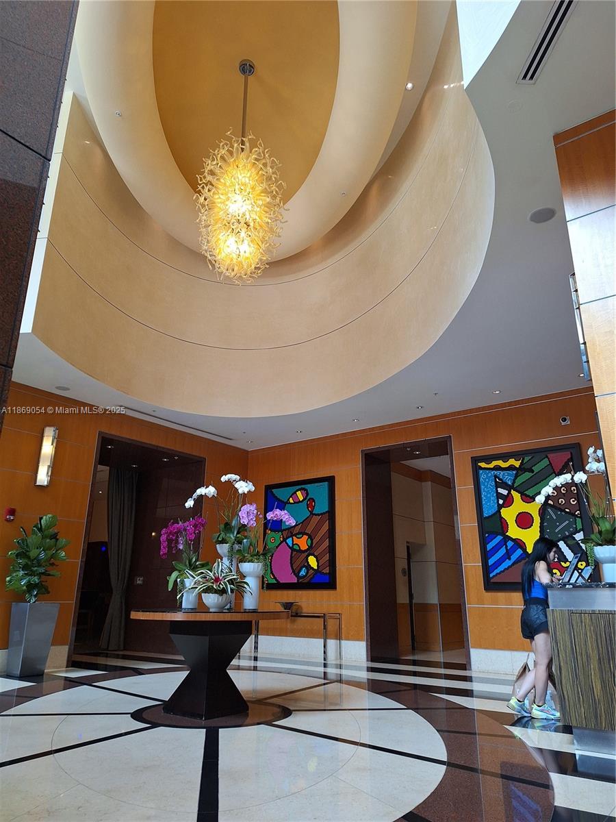 VIZCAYNE SOUTH CONDO - Residential