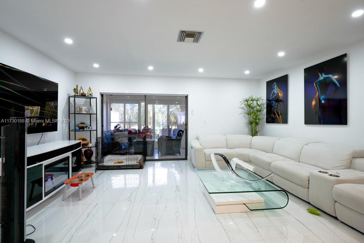 ARBOURS OF THE PALM BEACH - Residential
