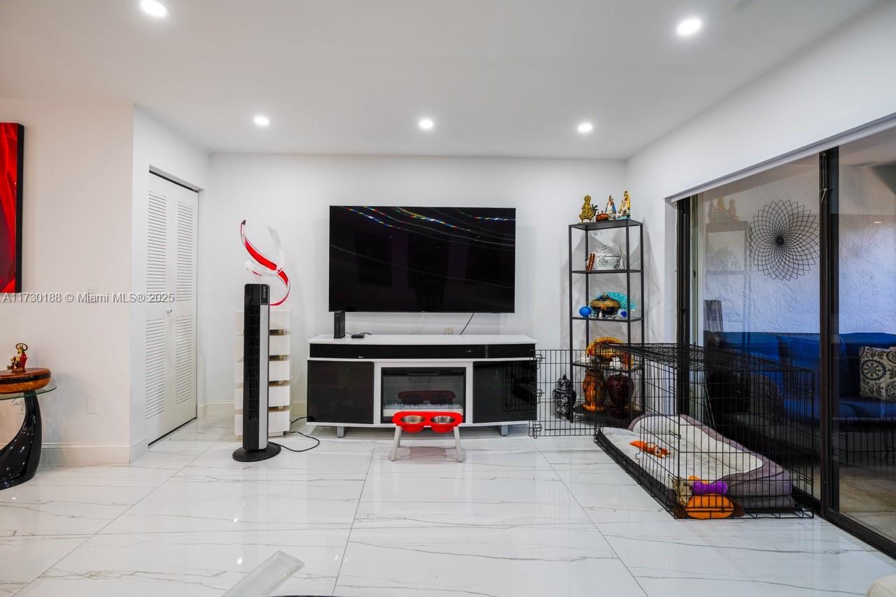 ARBOURS OF THE PALM BEACH - Residential