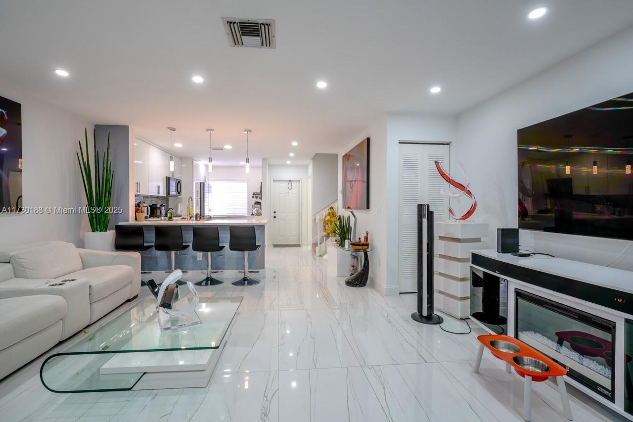ARBOURS OF THE PALM BEACH - Residential