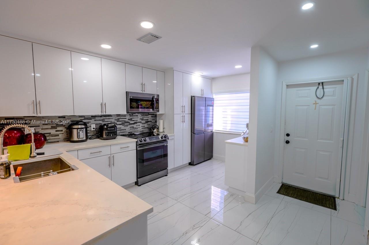 ARBOURS OF THE PALM BEACH - Residential