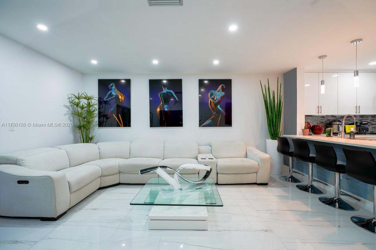 ARBOURS OF THE PALM BEACH - Residential