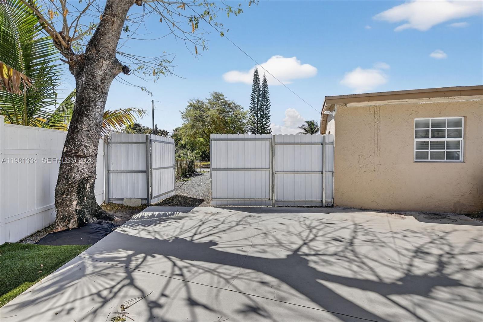 BROWARD MANOR - Residential