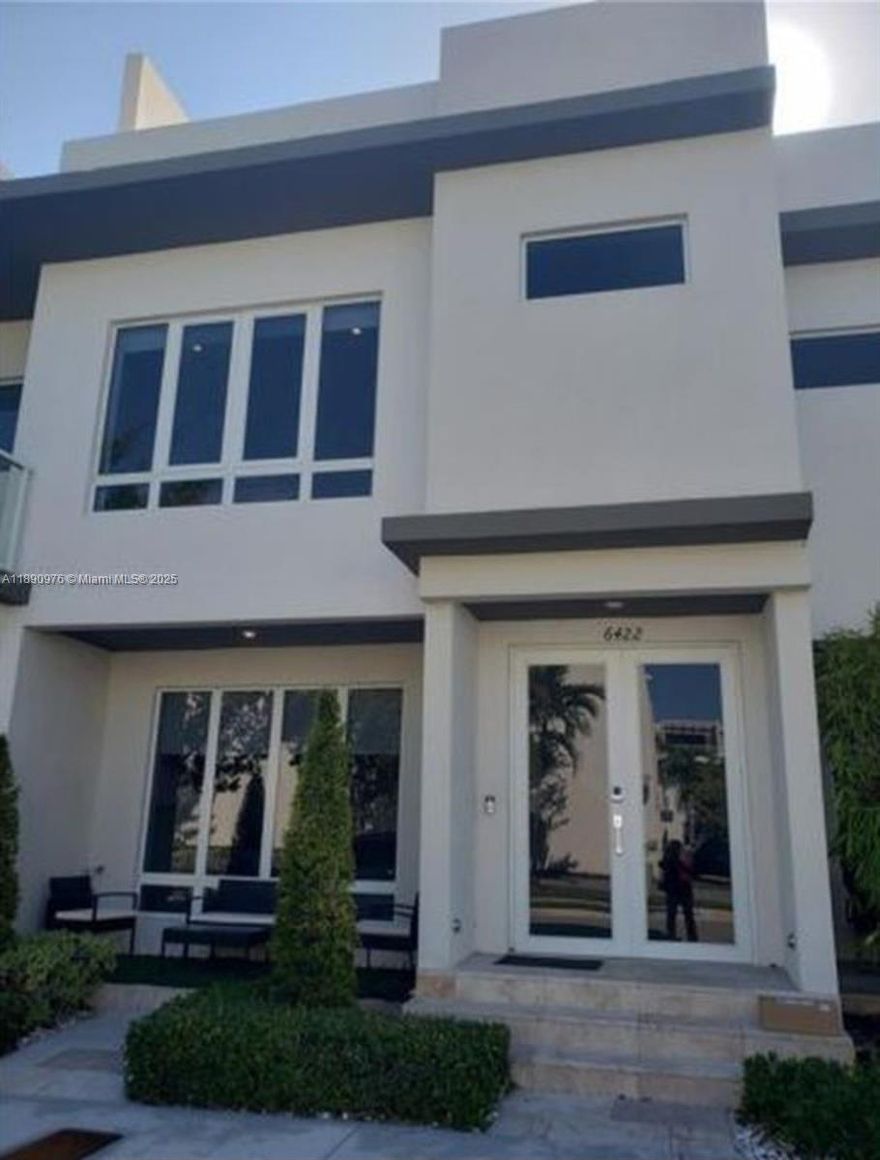 Townhome for sale in Landmark Doral. 4 bedrooms and 3.5 baths. It has a Next gen apt. Perfect  for Investor or a big family.