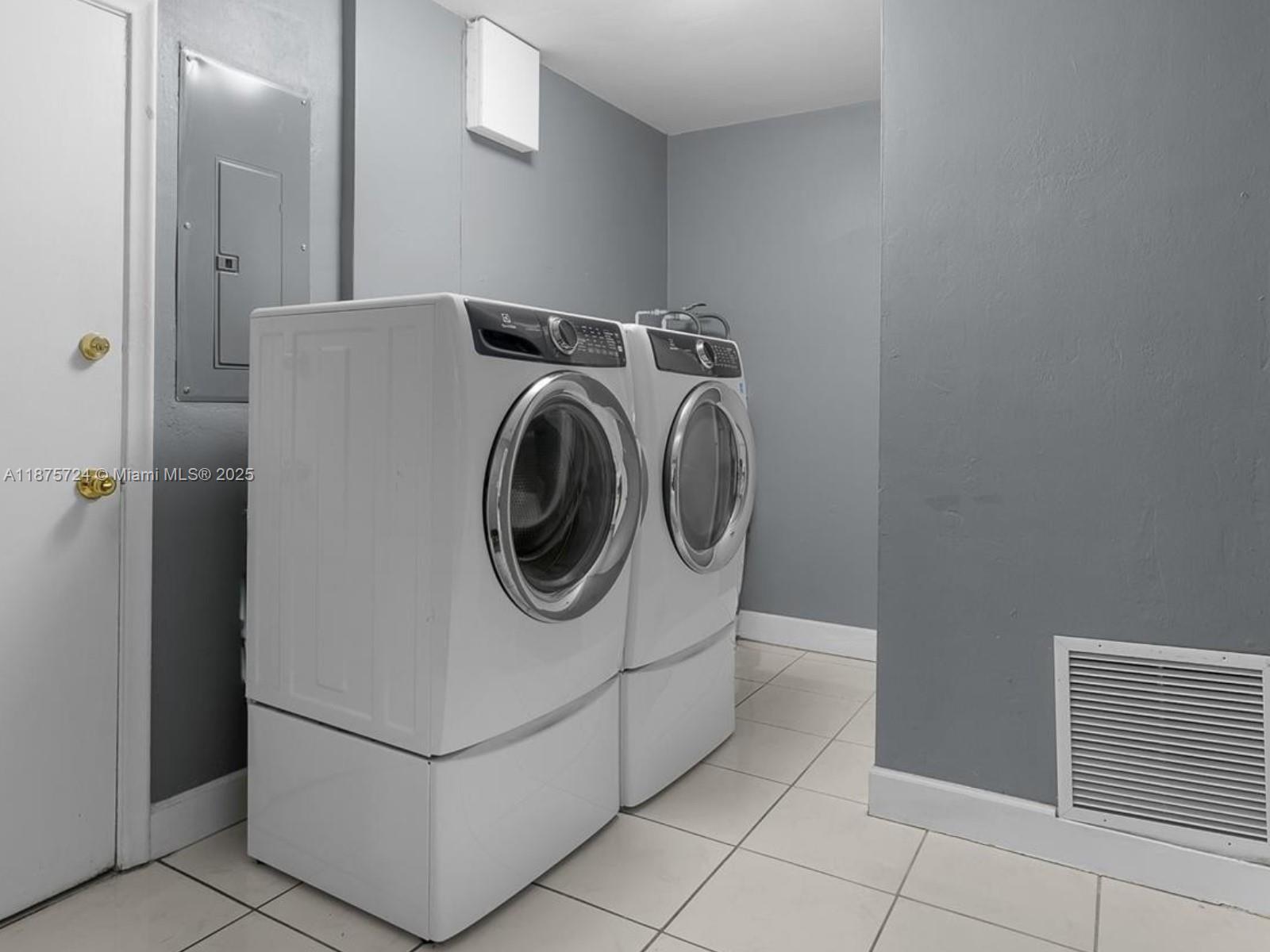 CORAL SPRINGS COUNTRY CLU - Residential