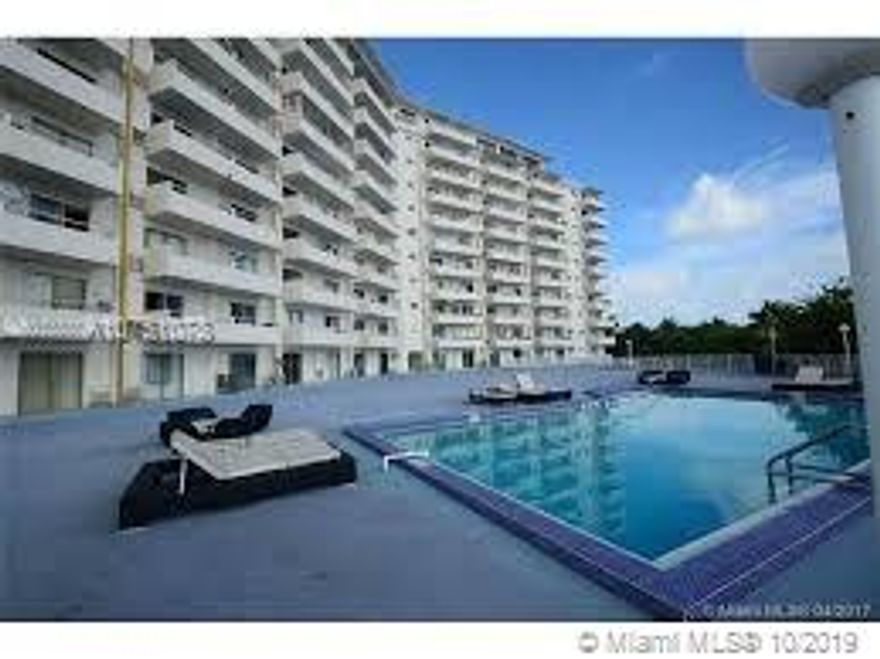 Great studio with amazing water views. New kitchen with stainless steel appliances. Amenities include 24 security, swimming pool. Close to shops, school and transportation. Easy access to main highways, minutes to the beach, Aventura and Downtown.