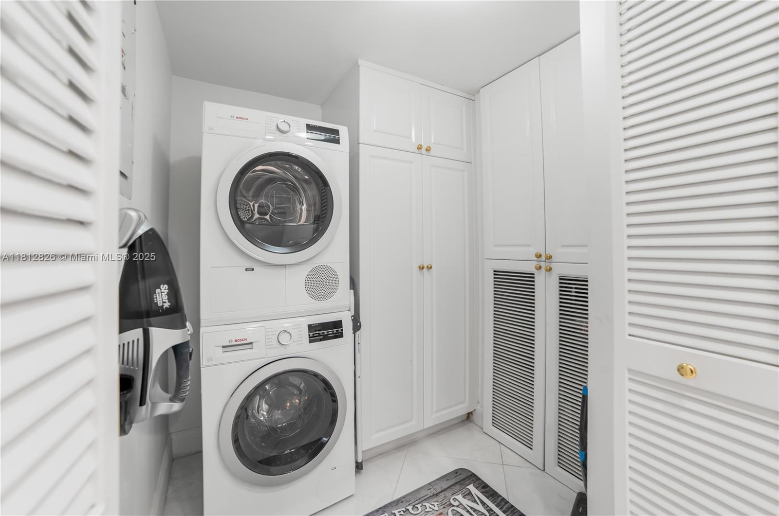 COUNTRY CLUB APTS AT - Residential