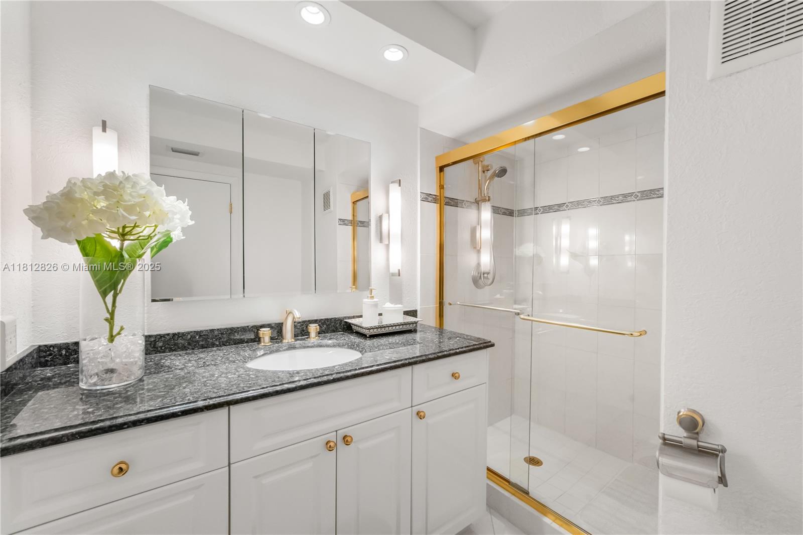 COUNTRY CLUB APTS AT - Residential