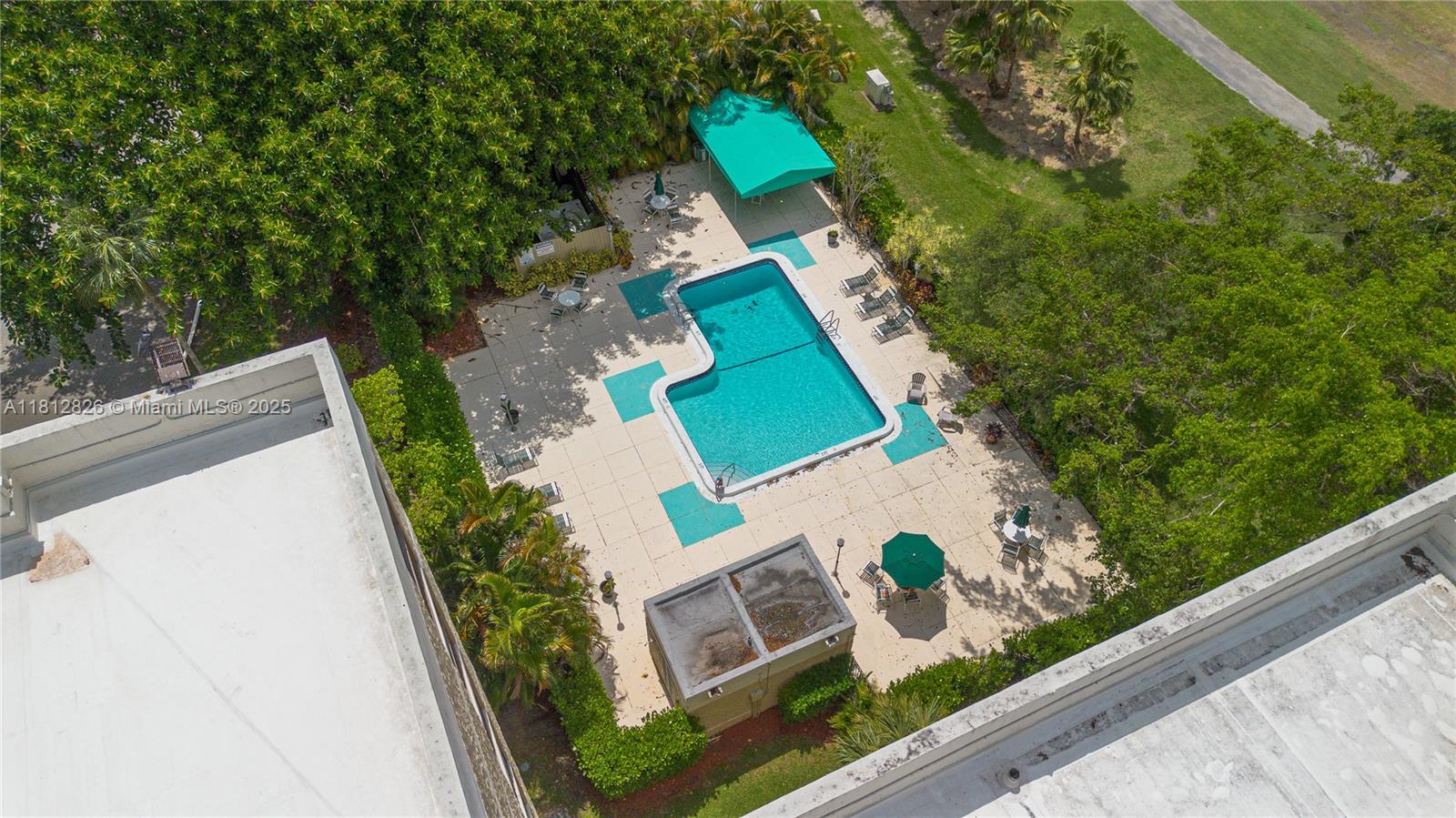 COUNTRY CLUB APTS AT - Residential