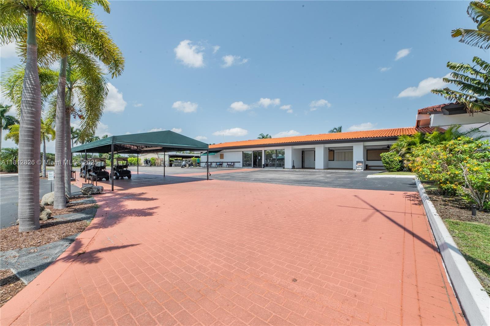 COUNTRY CLUB APTS AT - Residential