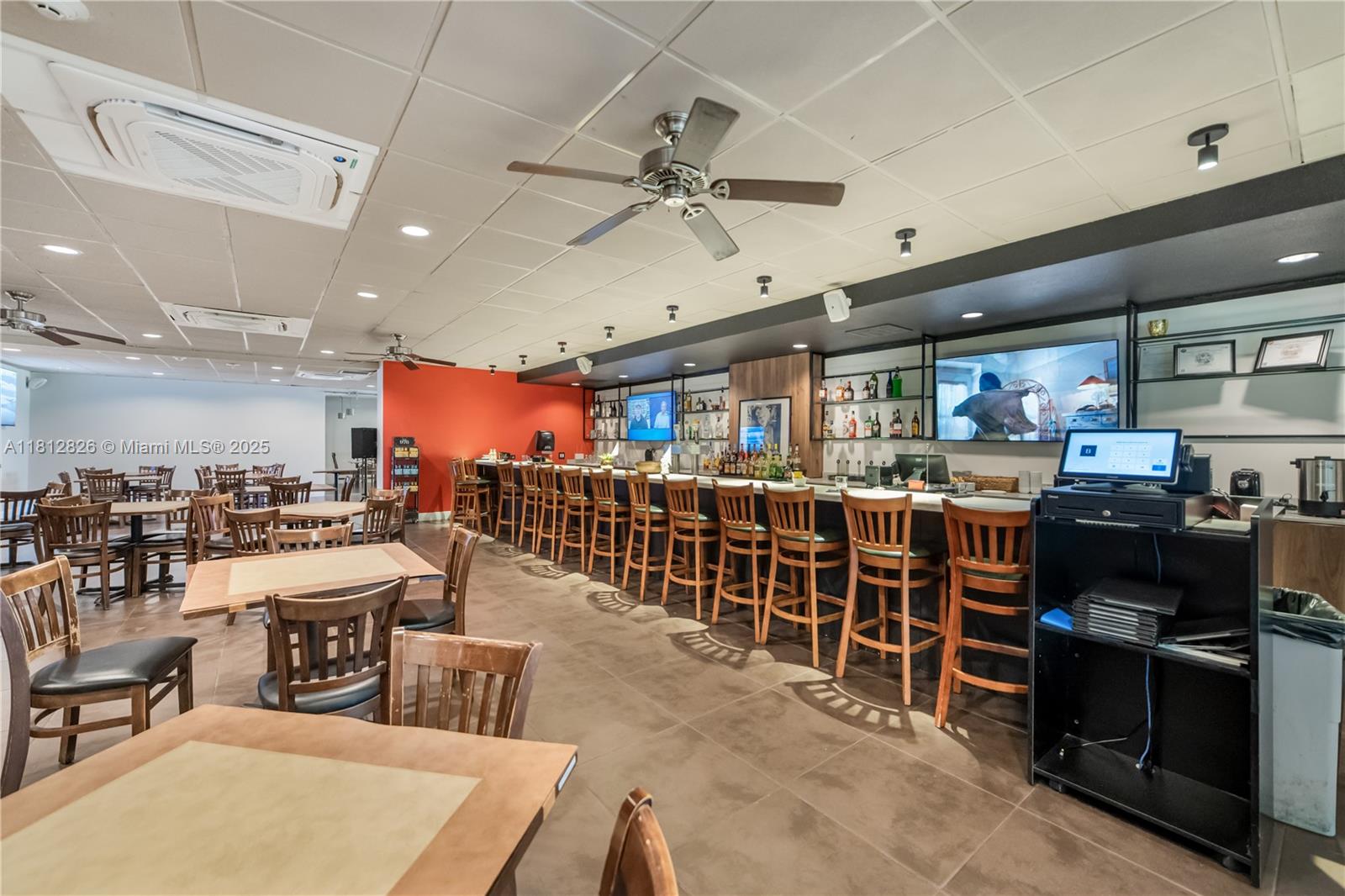 COUNTRY CLUB APTS AT - Residential