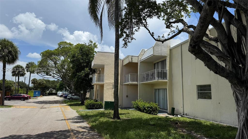 Photo of 415 Executive Center Dr #203, West Palm Beach, FL 33401 (MLS # A12068281)