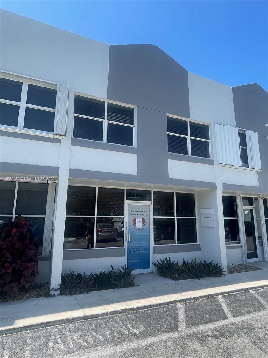 For sale professional office (1,100 SQF) in West Kendall close to Miami Executive Airport, the Turnpike and 874. it is located in the Park West Business Center of Kendall. The office includes 3 private offices, a kitchenette and a private restroom. Ideal for Law firm, CPA, etc.