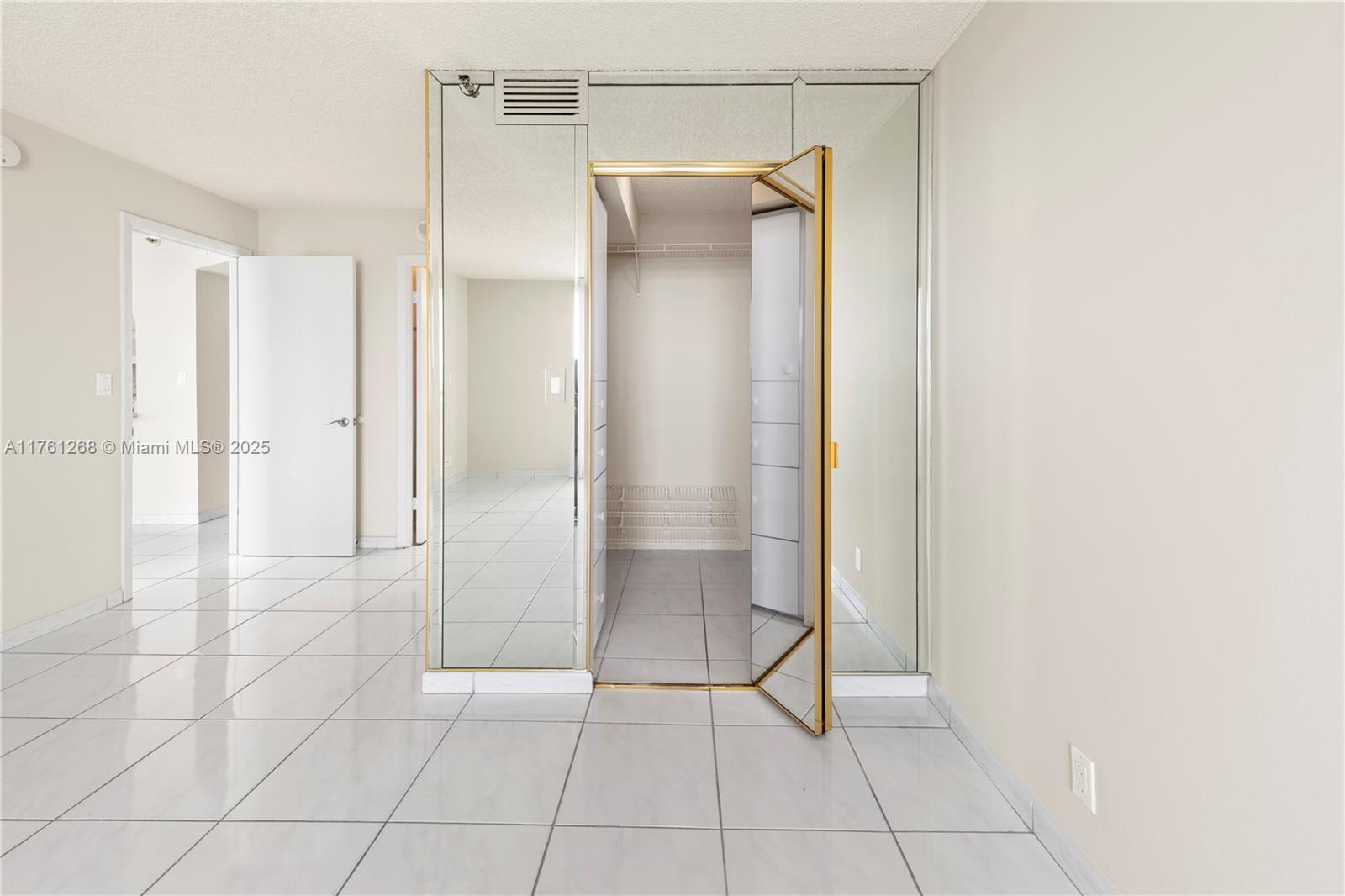 CLUB ATLANTIS CONDO - Residential