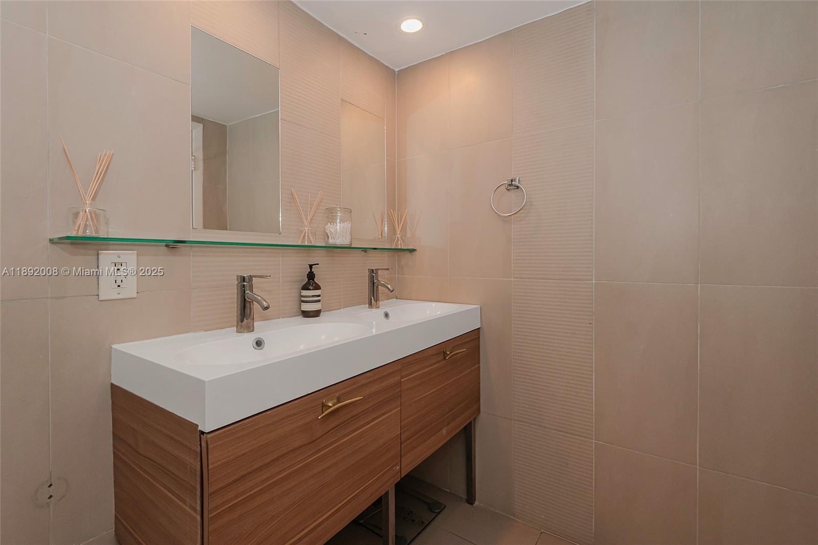 RONEY PALACE CONDO - Residential Lease