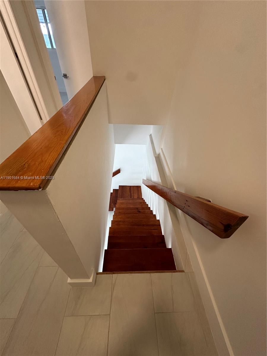 LE PHARE KEY BISCAYNE CON - Residential Lease