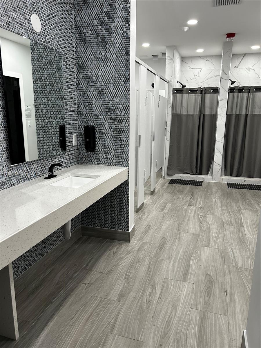 PLAZA OF AMERICAS CONDO P - Residential Lease