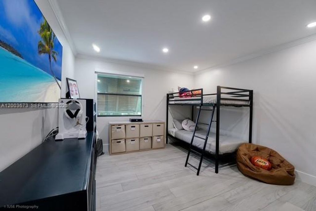 Photo of 1231 E Golfview Dr, Pembroke Pines, FL 33026 (MLS # A12003673)