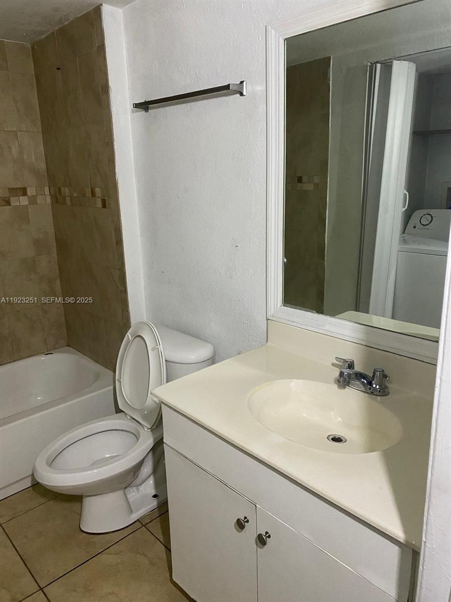 VISTA TRACE 2 CONDO - Residential