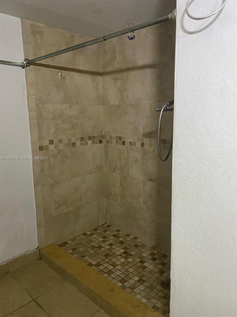 VISTA TRACE 2 CONDO - Residential