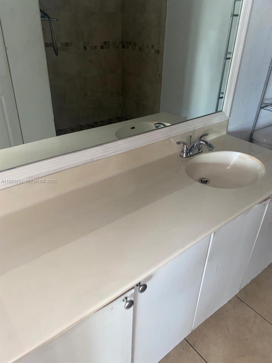 VISTA TRACE 2 CONDO - Residential