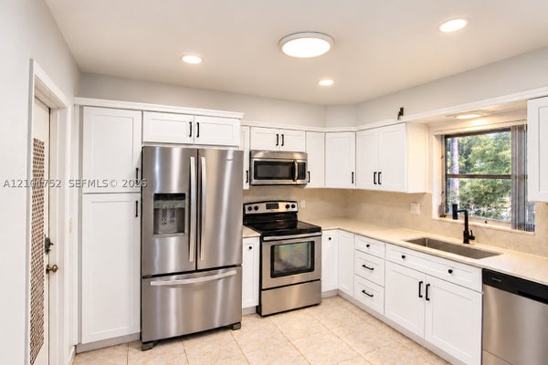 412 S LUNA CT APT 9, HOLLYWOOD, FL 33021 - Image bebedcd72d5345fb08fbde88978664aa/1462658355