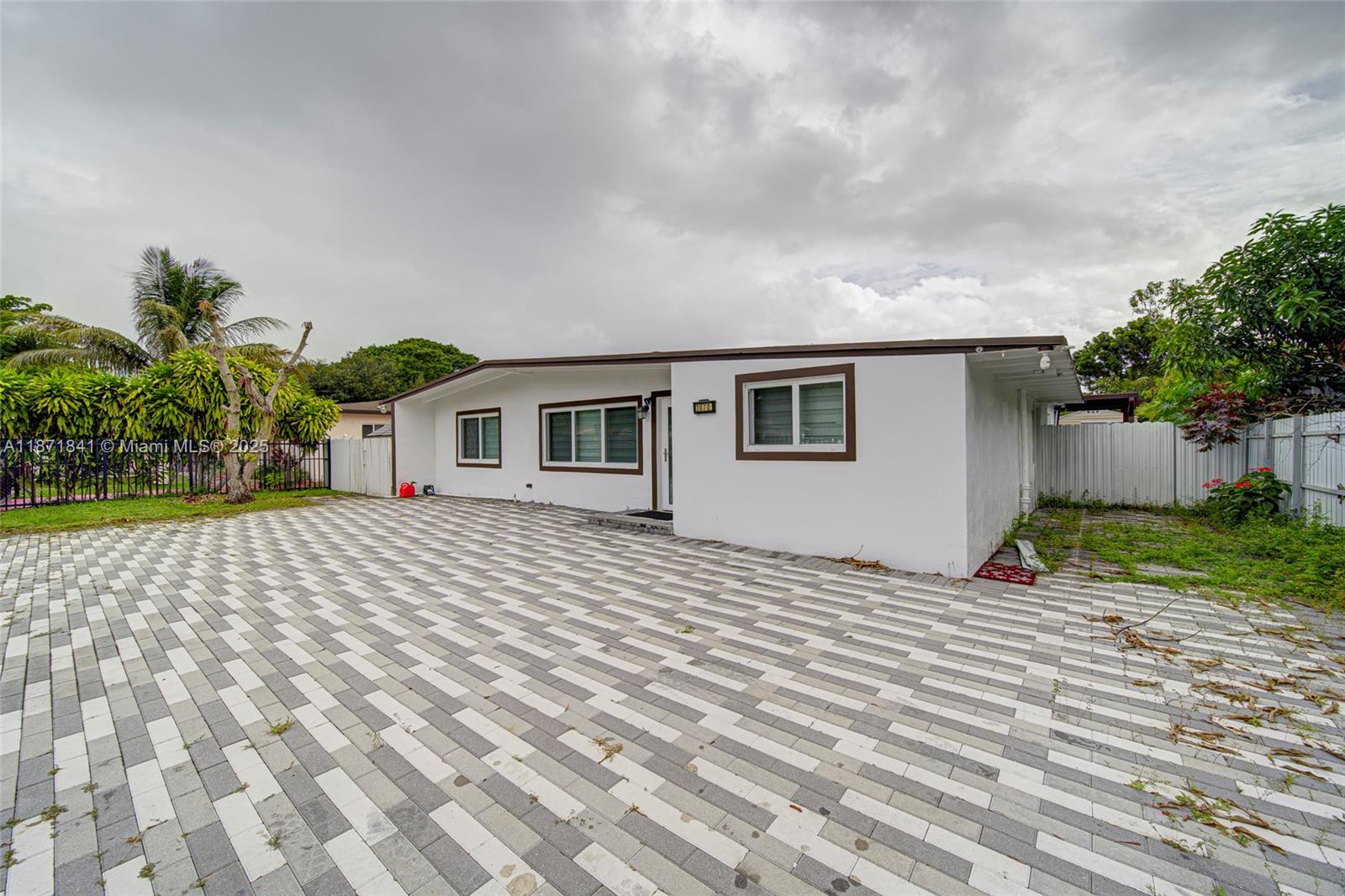 Beautiful Home in North Miami with Pool!!
Great opportunity! Spacious 4-bedroom, 1-bathroom home located in a very convenient area of North Miami. This property features bright and open living spaces, a functional kitchen, and a comfortable layout perfect for families.
Enjoy the backyard with a private pool, ideal for gatherings and summer fun. The home offers great potential for customization, making it perfect for a primary residence or an investment property in a growing area.
Close to schools, parks, restaurants, and with easy access to major highways.
