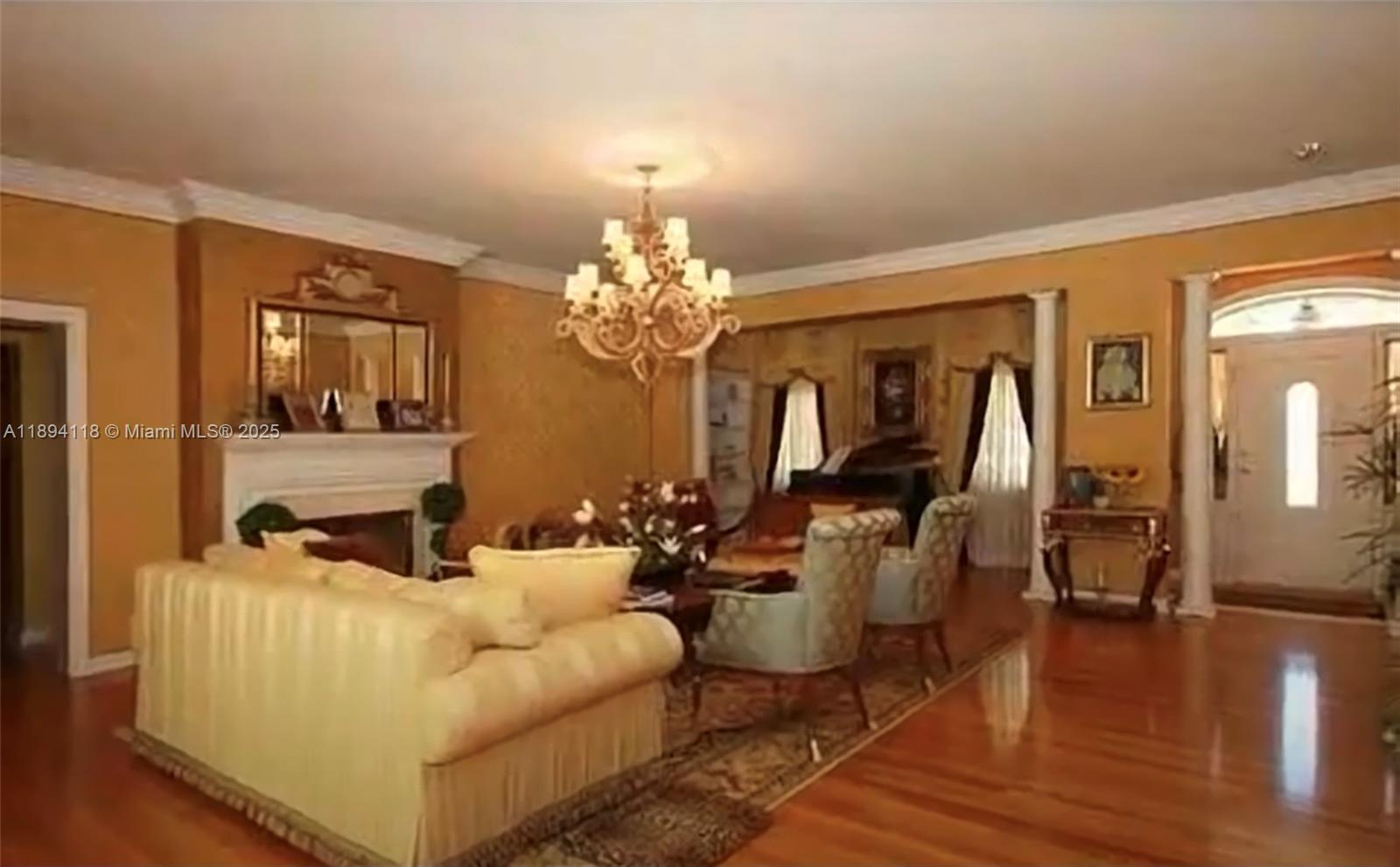 2301 Alhambra Cir
