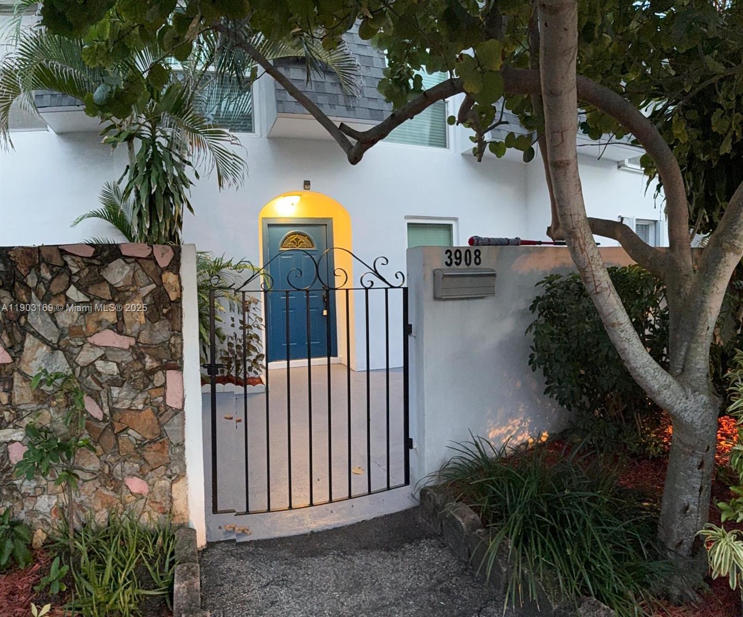 NOVA TOWNHOUSES CONDOMINI - Residential Lease