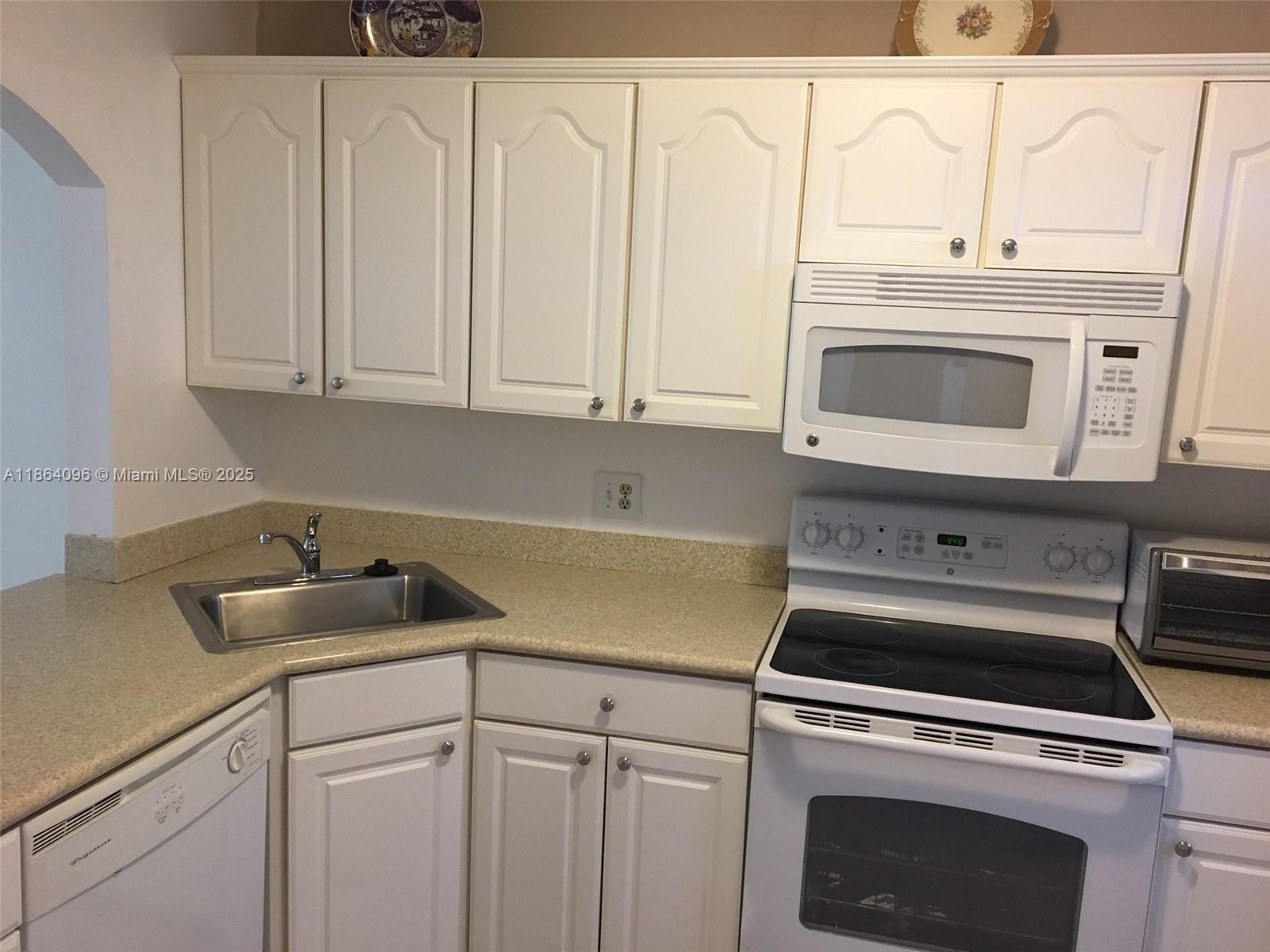 Large Beautiful 2 bedroom, 2 bath unit in Aragon development close to shopping, restaurants in the city of Sunrise. Freshly painted and cleaned.