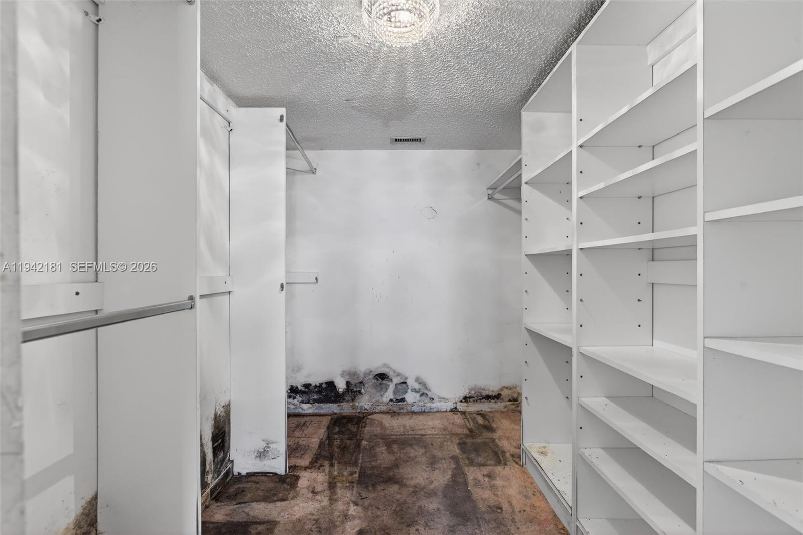 LAKE EMERALD CONDOMINIUM - Residential