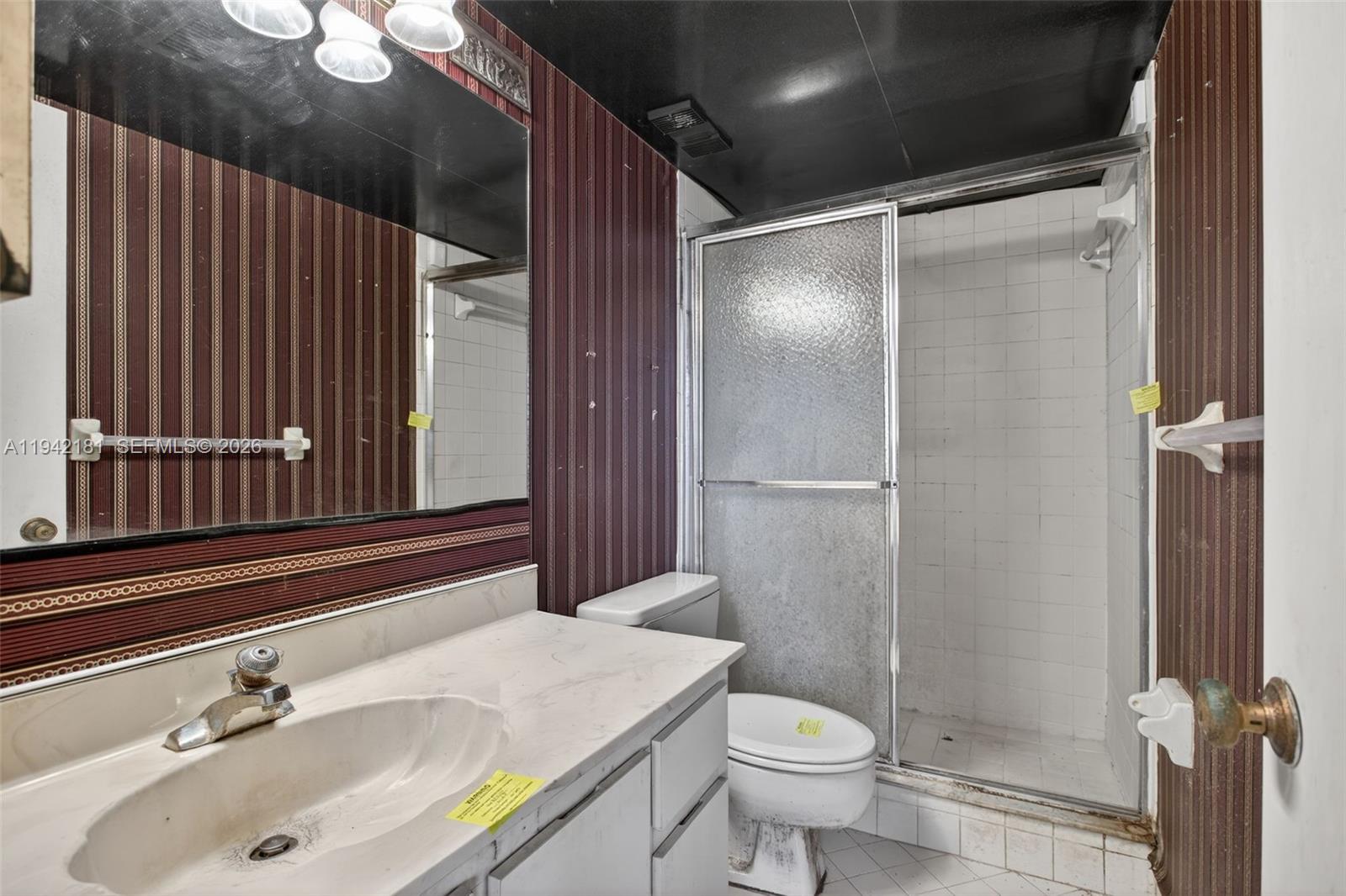 LAKE EMERALD CONDOMINIUM - Residential