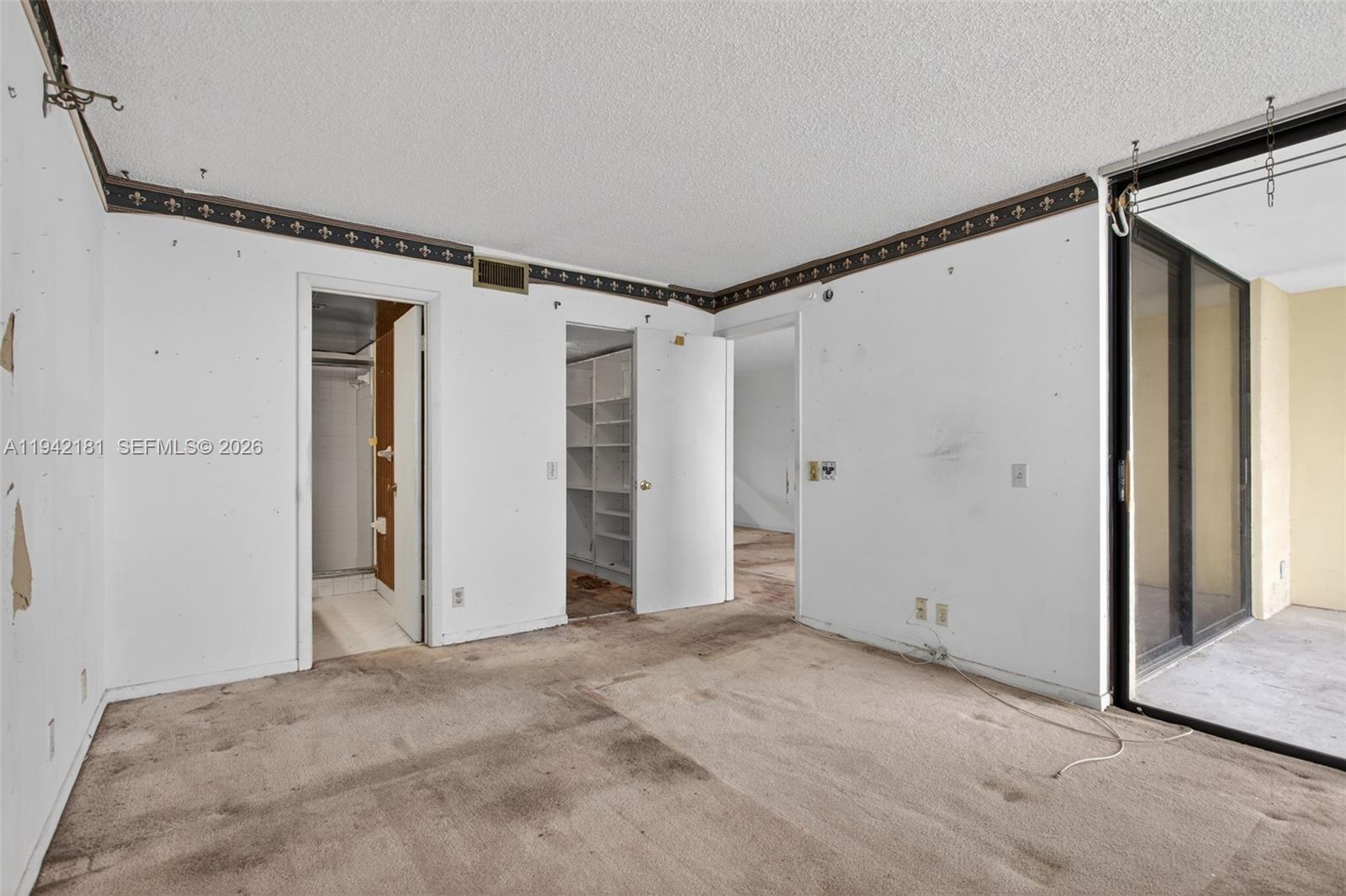 LAKE EMERALD CONDOMINIUM - Residential