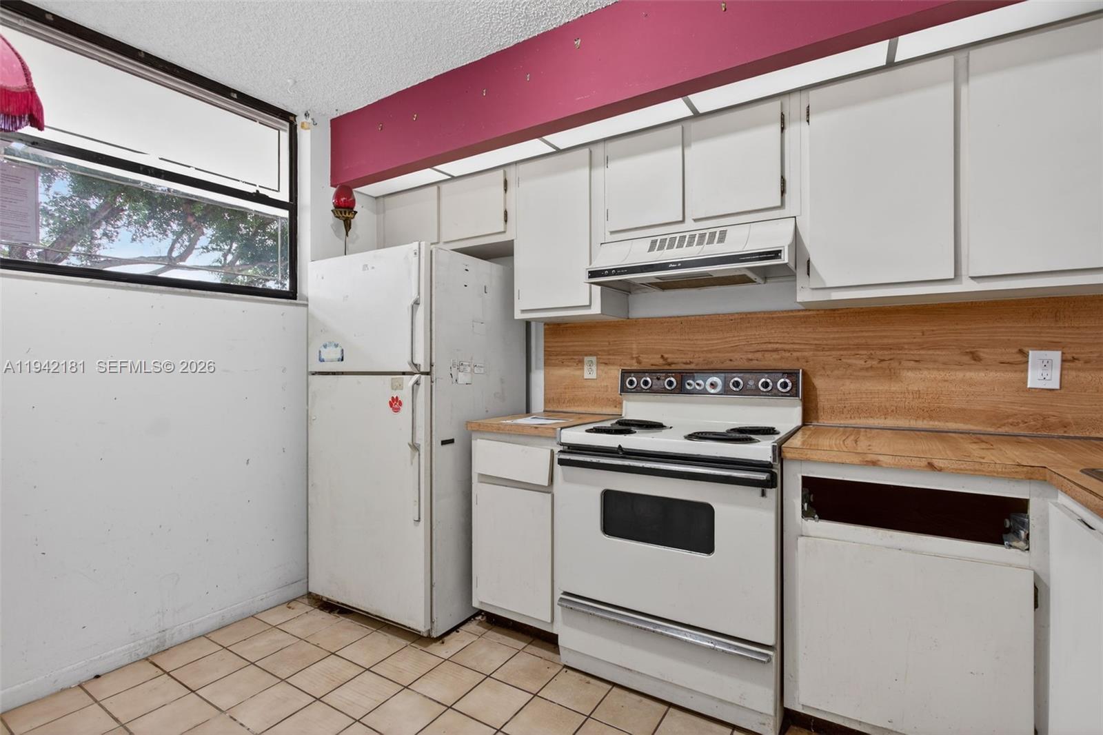 LAKE EMERALD CONDOMINIUM - Residential