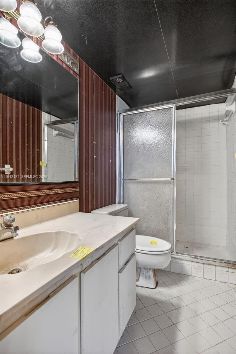 LAKE EMERALD CONDOMINIUM - Residential