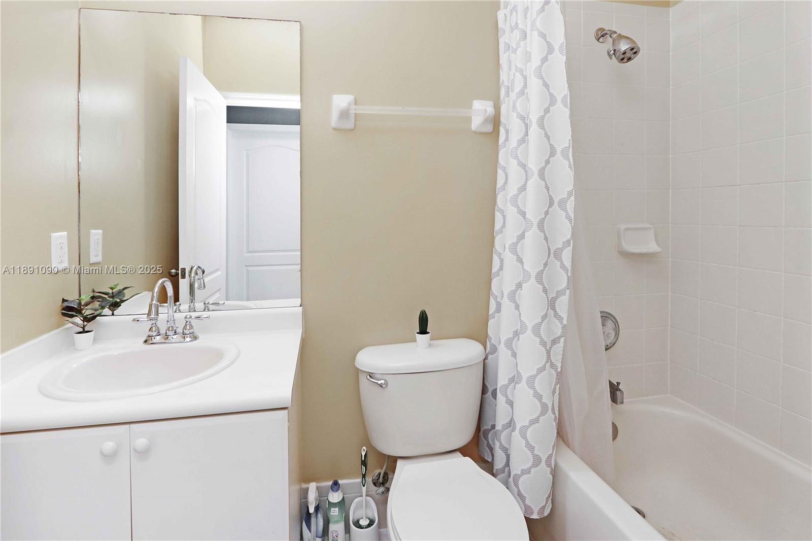 GRAND LAKES PHASE I - Residential Lease