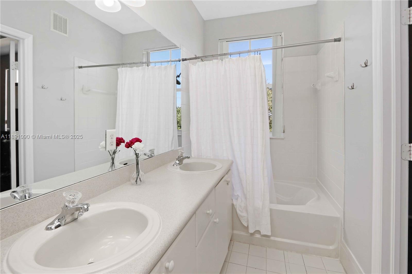 GRAND LAKES PHASE I - Residential Lease