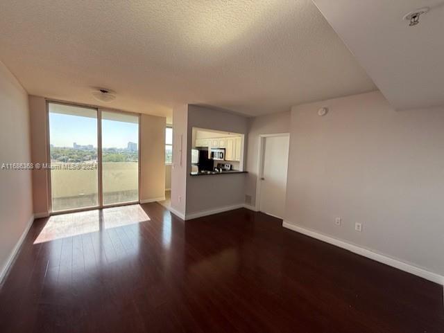 SPLIT 2 bedrooms, 2 Baths unit facing south. Unit comes with wood floors throughout and tile in kitchen and bathrooms. Granite countertops and SS appliances. washer/dryer in the unit
Building offers 24/7 security, cover parking, gym, sun deck and BBQ area. No pool. Also be aware of building it's being painted on the exterior now. Building its centrally located, 10 mins away from must places: Downtown, Brickell, Coral Gables, The Grove, Medical?UM Jackson distric, Airport