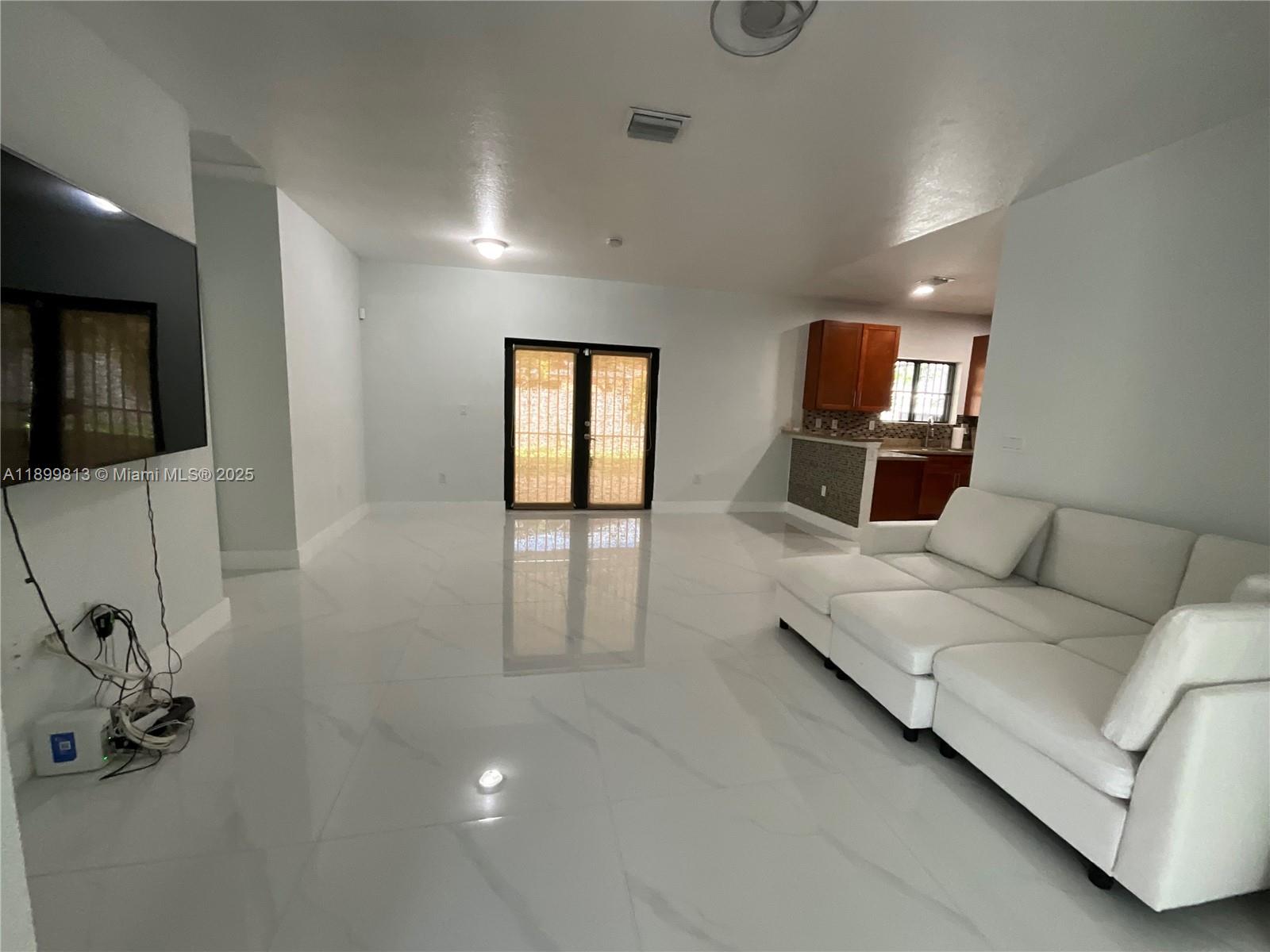 VILLA LAS ROSAS - Residential Lease