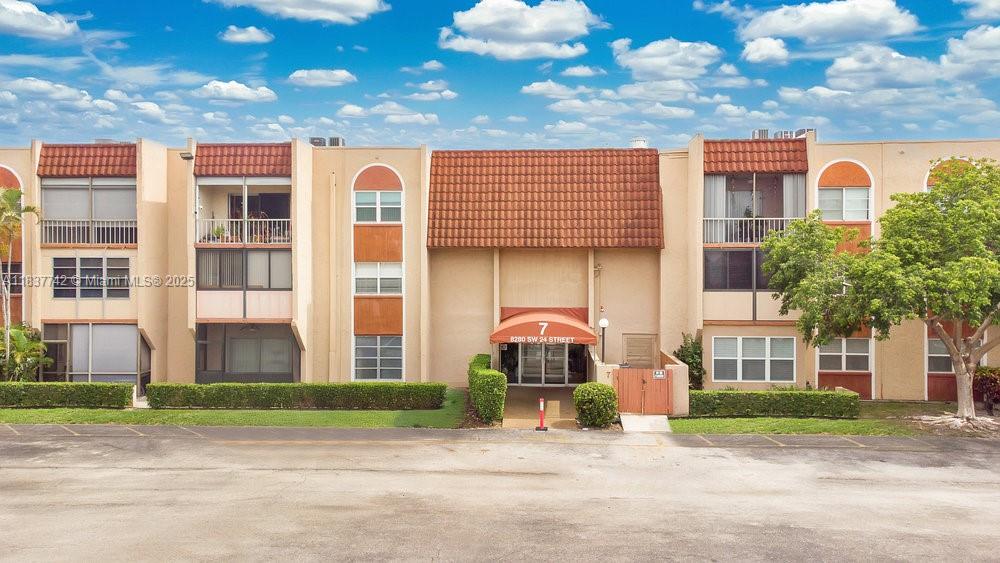 OAKBROOK IV V VI VII COND - Residential