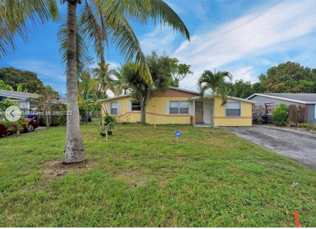 Great Location! Beautiful and Spacious 4-bedroom, 2-bath home located in a family oriented neighborhood. There's NO HOA/Association, allowing you to park your boats, RVs, and fully utilize the property. Schedule a showing today and Don't miss the opportunity to make this home your own by adding your personal touch.
Sellers are highly motivated!