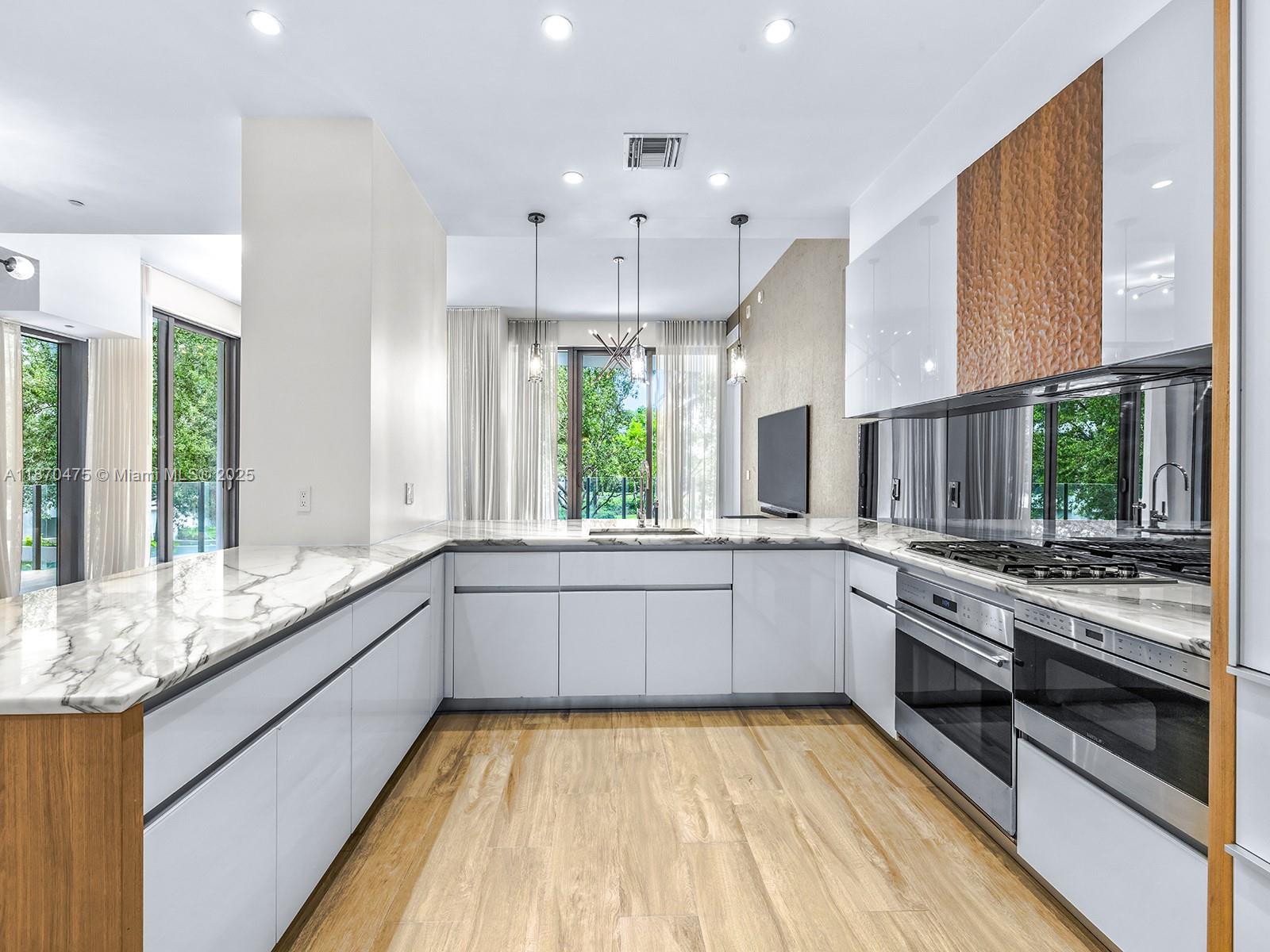 2831 S Bayshore Dr 403
