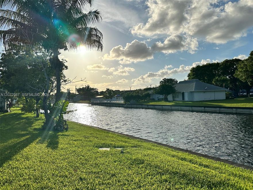 Single-family home in the Sunset Isles Section of the Mainlands with a breathtaking waterview. This is a 2-bedroom, 1-bath home on a canal with room for 3 cars in the driveway. Home is extremely spacious and well-kept. Fully tiled throughout the home and painted in sweet colors in all the rooms. Frigidaire appliances in the kitchen. Nice-sized laundry room. The roof was installed in 2020, and A/C in 2022. No restrictions on pets and motorcycles. This is an active adult community. Walking distance to clubhouse, and close to shops, restaurants, and major highways. Maintenance covers lawn service, sprinklers, painting every 5 years, and pressure cleaning of roof.
****Ask me about Lender-paid 1-0 Rate Buydown for one year, along with FREE Credit report and new Vantage vs Fico credit scoring. Good until the end of June 2026. Vantage scoring is helping many buyers get better rates on their loans***