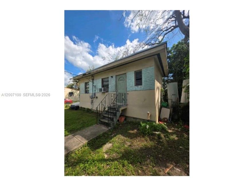 DISCOVER A RARE INVESTMENT OPPORTUNITY!
 Don't miss out on this exceptional income property located in a thriving area. Act quickly- Opportunities like this attract competitive investors! Hurry call now for an Ez showing 123. The sellers are open to considering all reasonable offers.