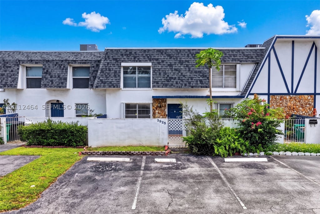 Photo of 3925 SW 67th Ter #103, Davie, FL 33314 (MLS # A12112464)