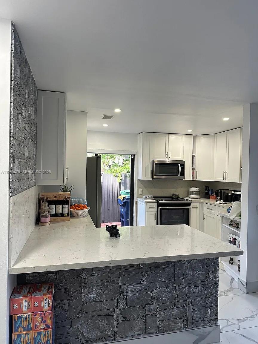 LAKES MEADOW VILG HOMES C - Residential Lease