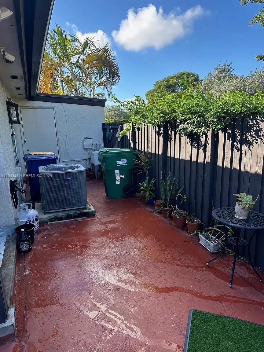 LAKES MEADOW VILG HOMES C - Residential Lease