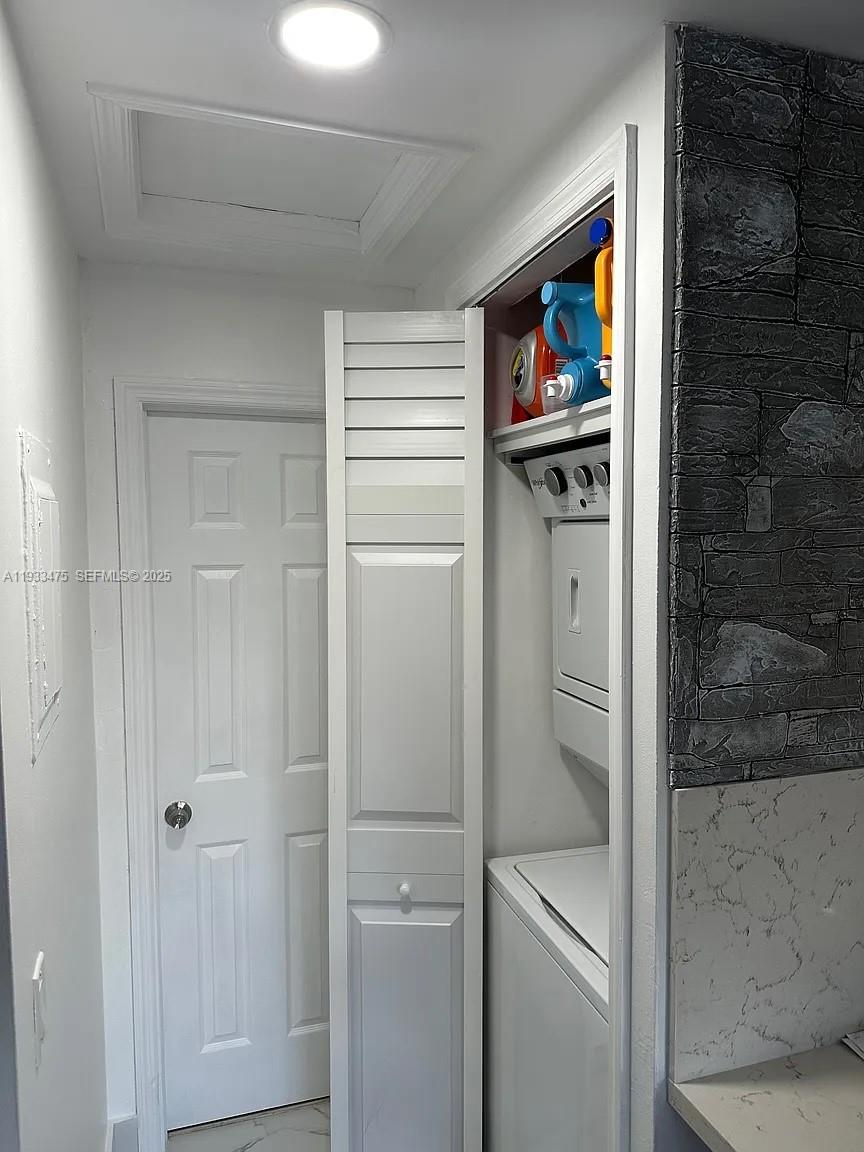 LAKES MEADOW VILG HOMES C - Residential Lease